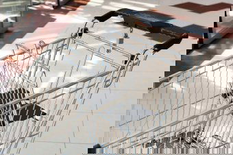 Romániában zsugorodott a legjobban a kiskereskedelmi forgalom