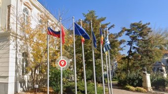 Az orosz zászlót is kitűzték a helyi kisebbségek elismerése jeleként egy romániai városban, de szúrja a külügy szemét