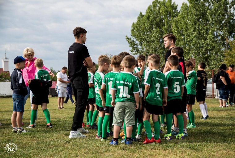 Felavatták Szilágy megye első, korszerű műfüves futballpályáját, amely a magyar kormány támogatásával készült el