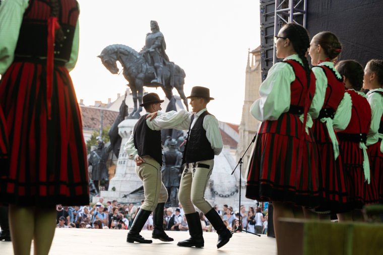 Táncosok színes forgataga varázsolt ünnepi hangulatot Kolozsváron - KÉPRIPORT