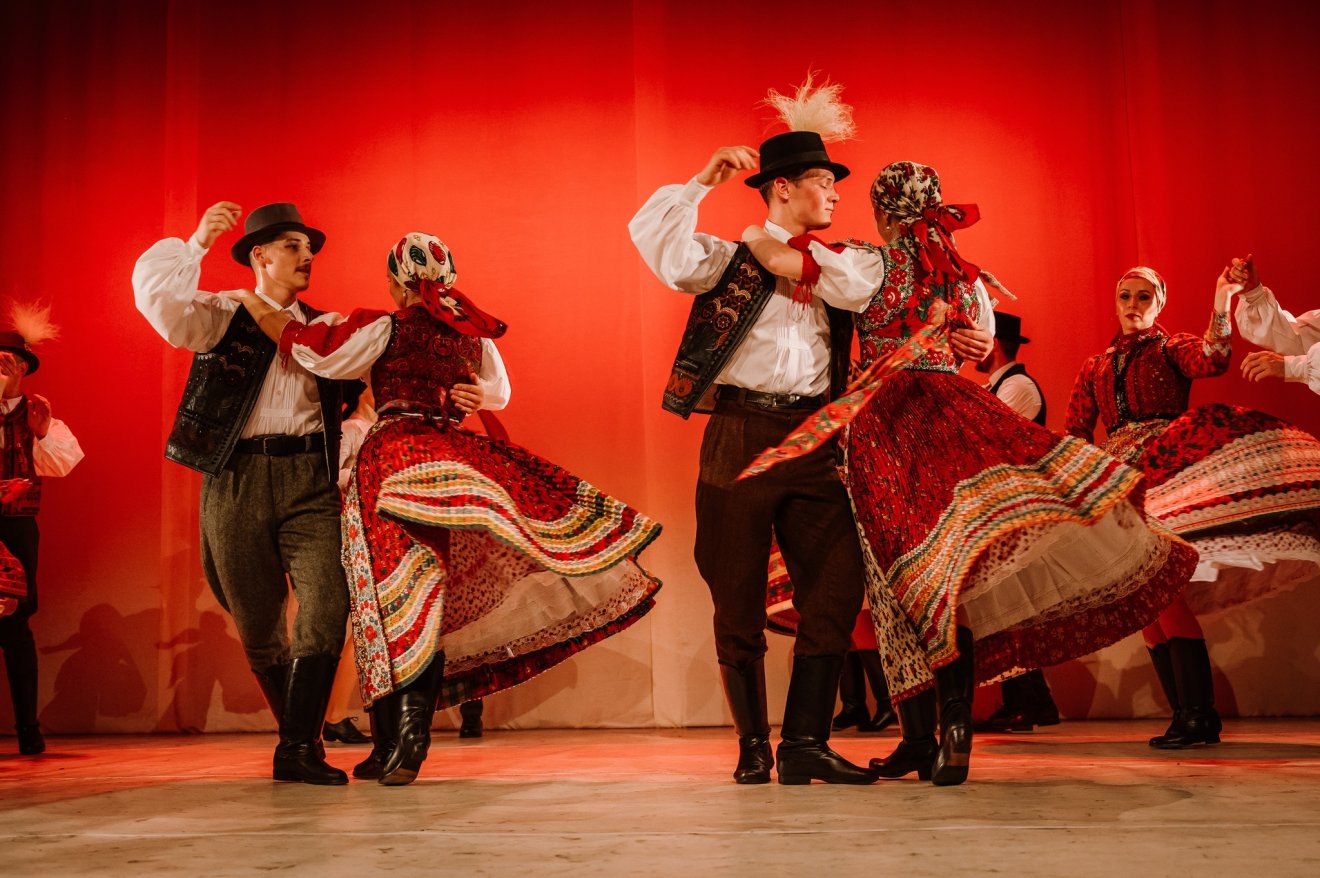 A Bekecs Néptáncegyüttes a Táncolva öröklődik című folklórelőadását hozzá el az Europa Nostra-díjas településre •  Fotó: Facebook/Duna-Ház Torockó