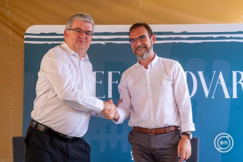 Czibere Károly, a Magyar Református Szeretetszolgálat elnöke (b) és Kolumbán Vilmos József, az Erdélyi Református Egyházkerület püspöke
