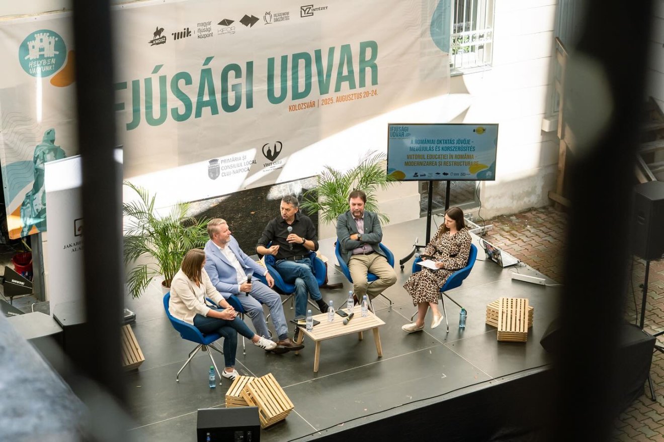 Szilágyi Dóra MIÉRT-elnök, Szabó Ödön parlamenti képviselő, Daniel David oktatási miniszter, Markó Bálint, a BBTE rektorhelyettese, a magyar tagozat vezetője és László Petra KMDSZ elnök (balról jobbra) a panelbeszélgetésen •  Fotó: Facebook/KMDSZ