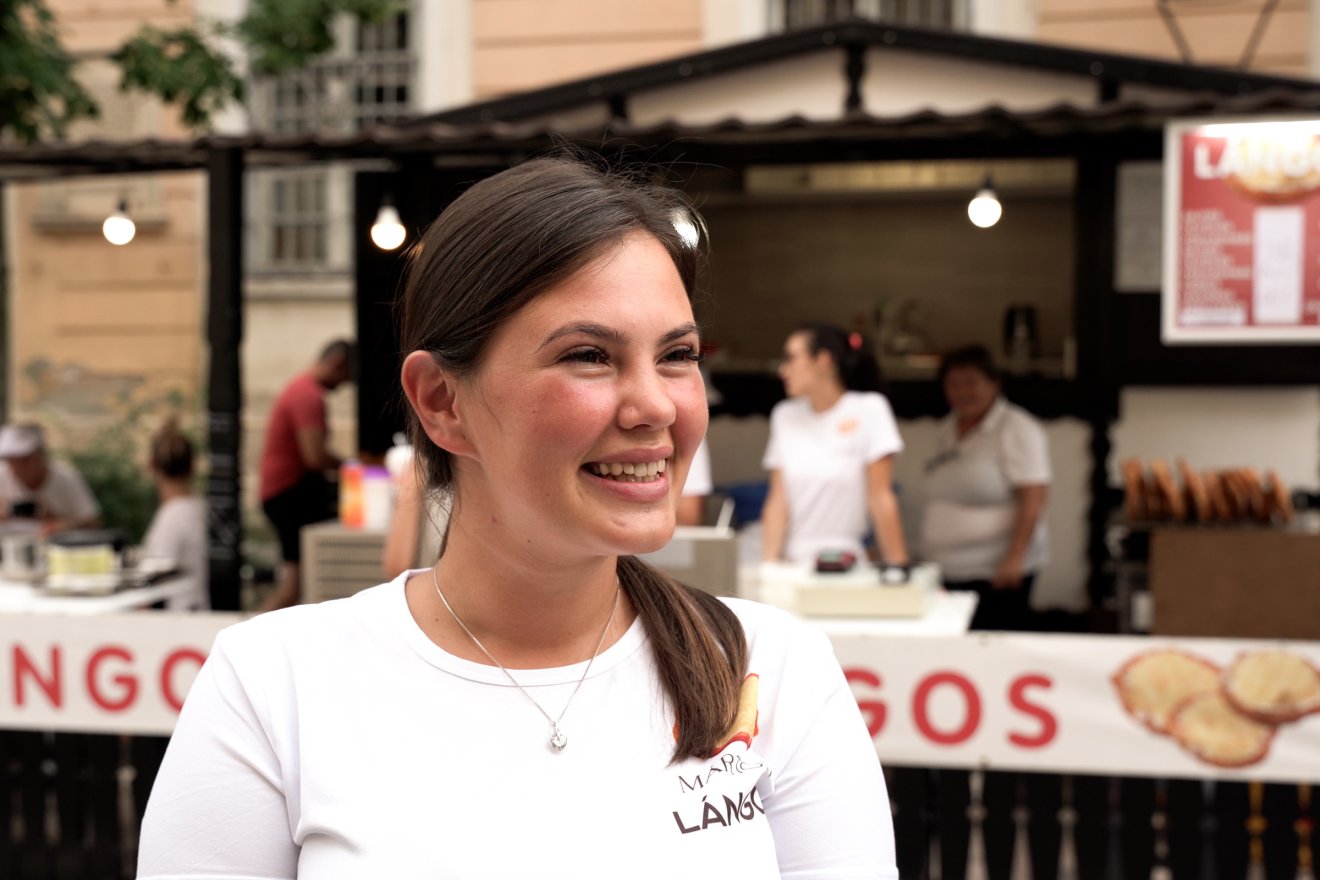 Fancsali Kinga a vásárban lángost süt, árul •  Fotó: Orbán Orsolya