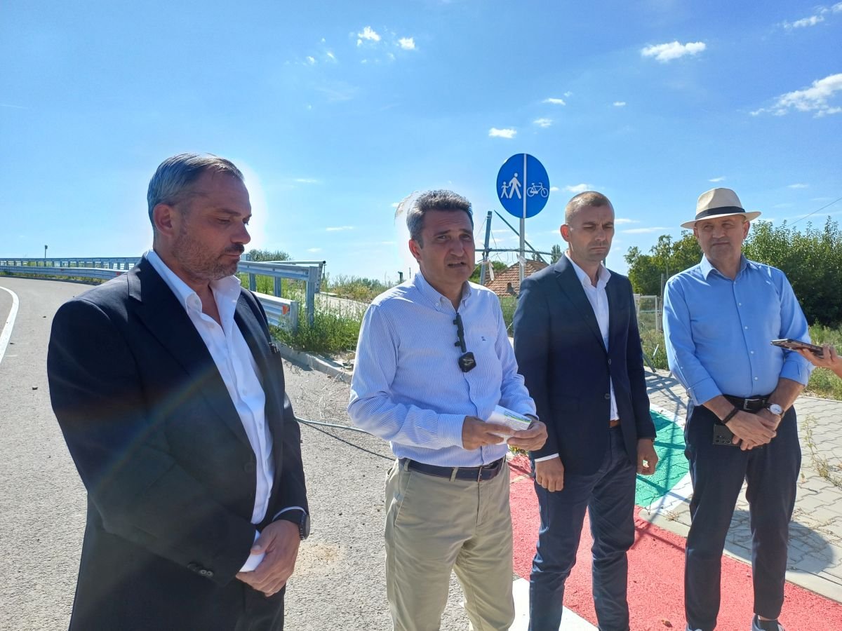 Călin Bibarț polgármester (balról a második) a tervező és a kivitelező cég képviselőinek társaságában ismertette az elvégzendő feladatokat •  Fotó: Pataky Lehel Zsolt