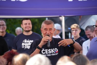 Rátámadtak a volt cseh kormányfőre egy kampányrendezvényen