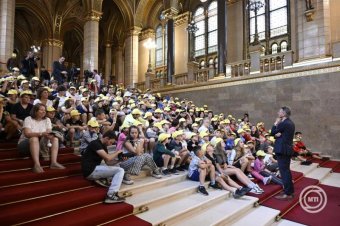 Együtt átélni azt, amit Szent István királyunk tett: erdélyi Erzsébet-táboros diákok az Országházban