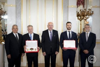 Űrhajósok kapták a Magyar Szent István Rendet