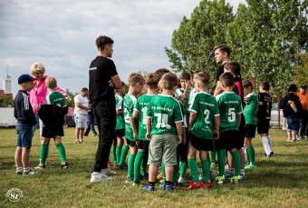 Felavatták Szilágy megye első, korszerű műfüves futballpályáját, amely a magyar kormány támogatásával készült el