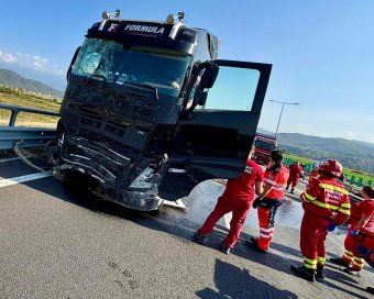 Halálra gázolt egy kamion három munkást az autópályán