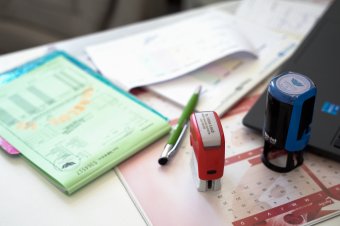 Kivitelezhetetlen tiltás vagy rendszerszintű reform? – Orvosok a fiatal medikusok kivándorlásáról