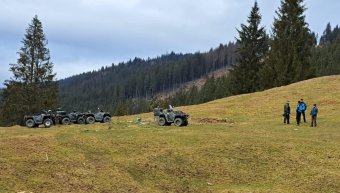 Dübörgő járművek az erdő csendjében. Illegális és több szempontból veszélyes, mégis sokan terepjáróznak a természetben