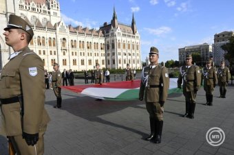 Felvonták a nemzeti lobogót az Országház előtt