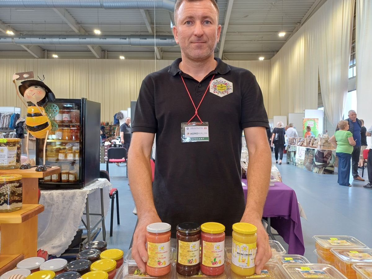 Pál Attila méhész különleges mézkészítményeivel •  Fotó: Pataky Lehel Zsolt