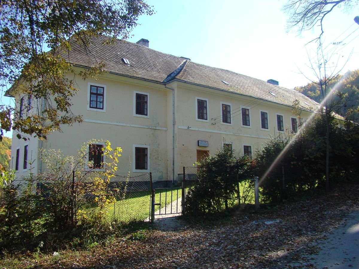 Az ún. Apafi-kastély, az egykori sókamara volt székhelye, amelyben legutóbb iskola működött •  Fotó: Wikipedia/Țetcu Mircea Rareș