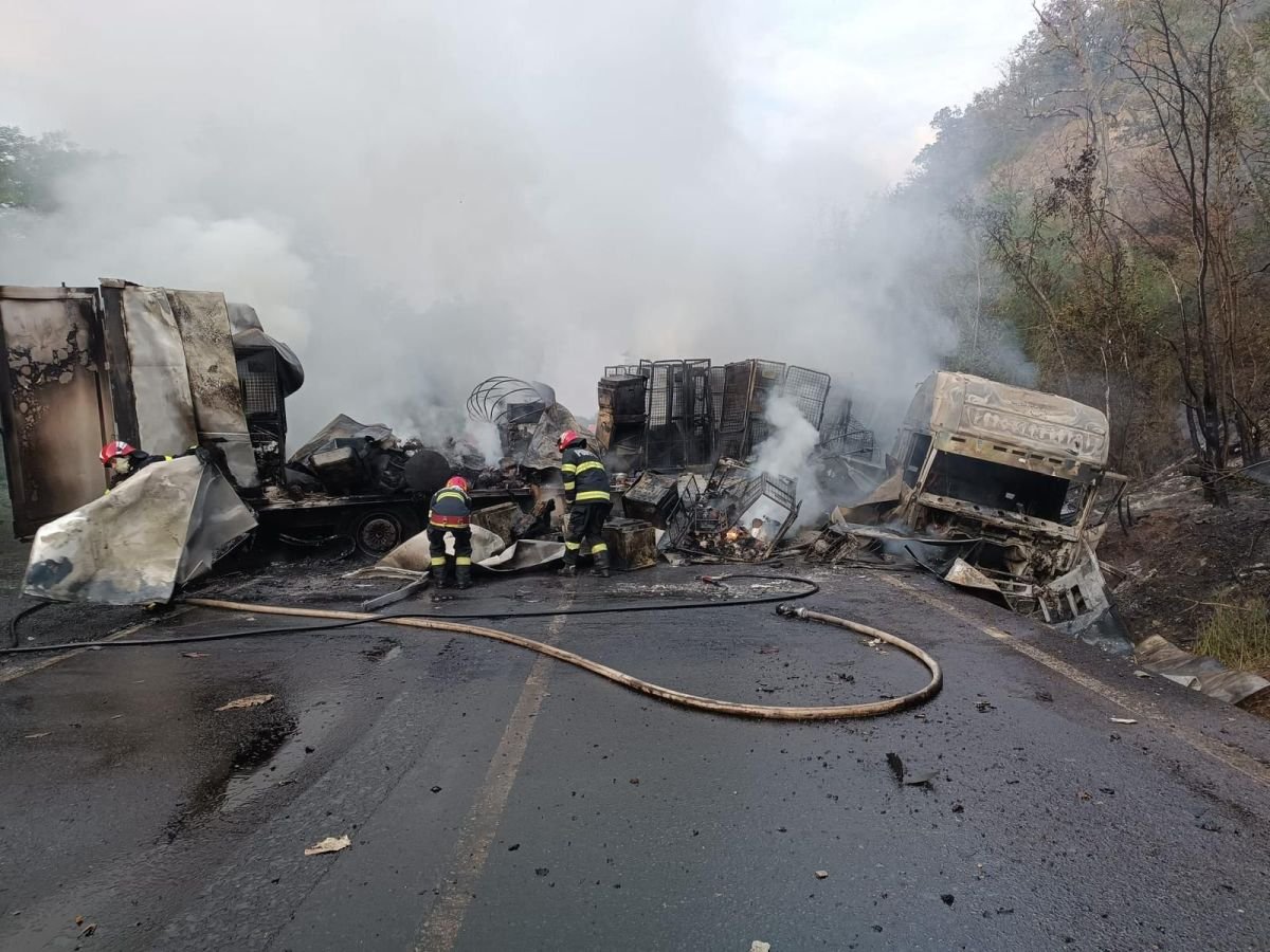 Ennyi maradt a kamionból •  Fotó: Arad Megyei Katasztrófavédelmi Felügyelőség