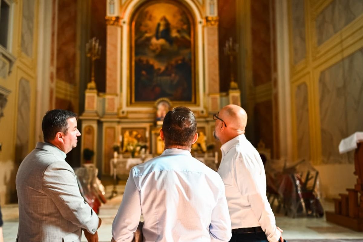 Veres Attila felsőbányai plébános mutatta be a templomot és a restaurálás menetét •  Fotó: Facebook/Pintér Zsolt Máramaros megyei RMDSZ-elnök