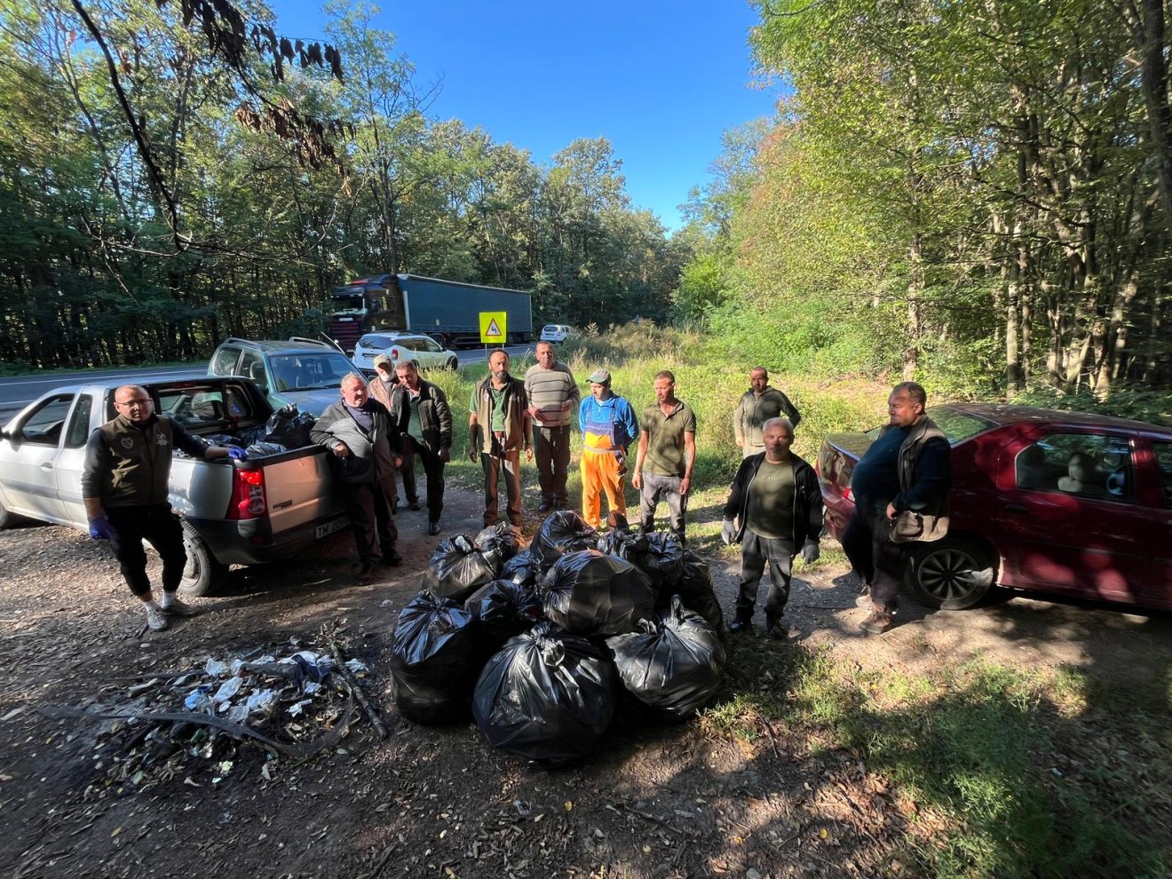 A Romsilva állami erdészet munkatársai az országos takarítási napon •  Fotó: Romsilva/Facebook