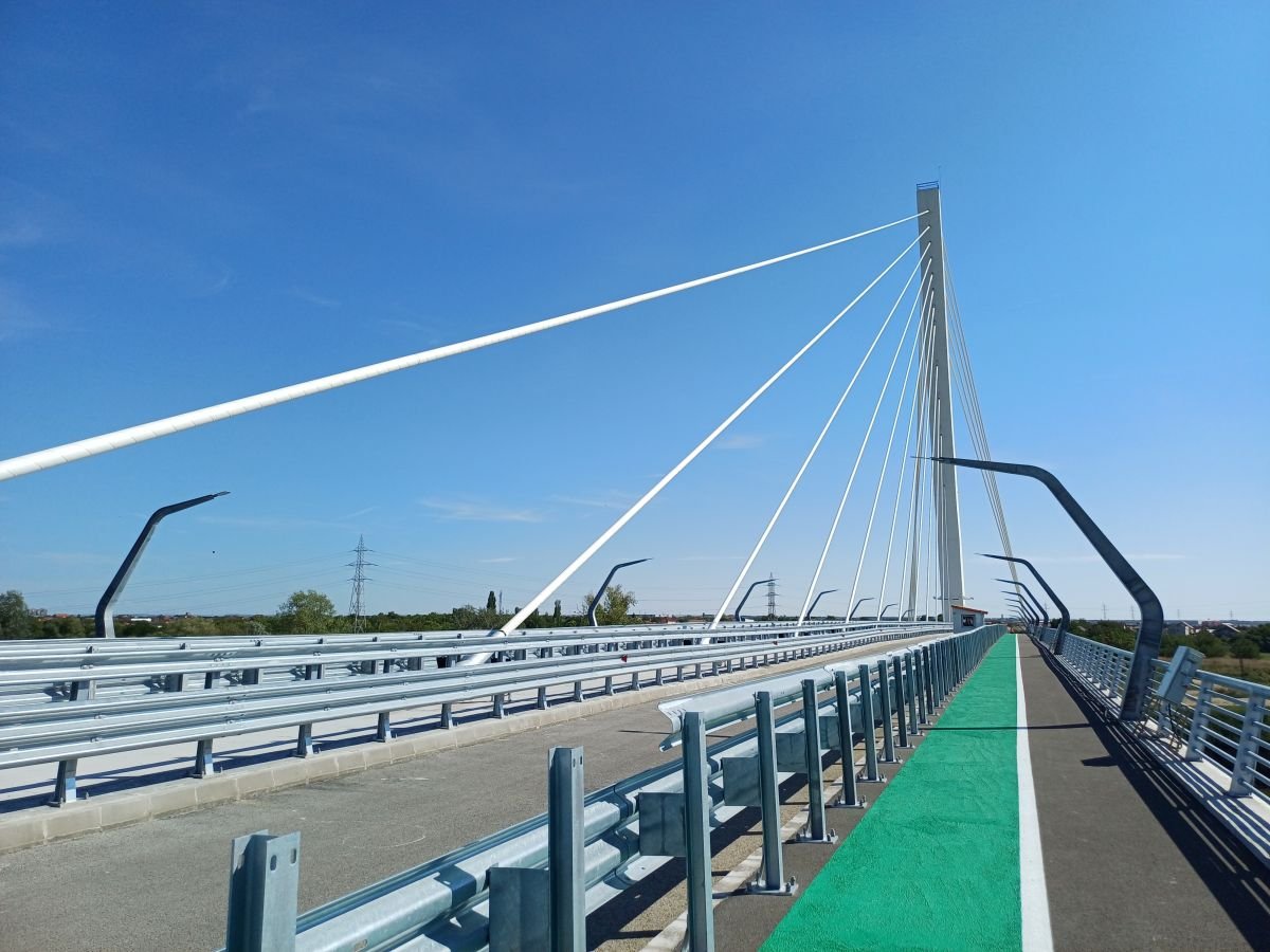 Még használatba sem adták, de már deformációk jelentek meg az új hídon •  Fotó: Pataky Lehel Zsolt