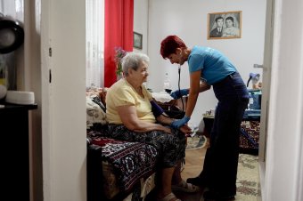 Jó kezekben: életeket könnyít meg az otthoni beteggondozás Erdélyben (VIDEÓ)