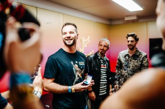 Világűrt megjárt gitárpengetőt ajándékozott Kapu Tibor Bagossyéknak