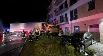 Összetört két autót, majd nekicsapódott egy tömbháznak egy kamion Kolozsváron