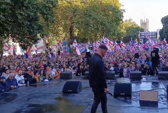 Az illegális bevándorlás ellen tartottak nagyszabású tüntetést Londonban, összecsapások is voltak