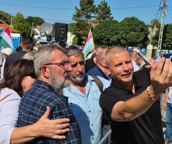 Fegyverrel lakossági fórumon: eljárást indított a rendőrség a Tisza Párt szakértője ellen