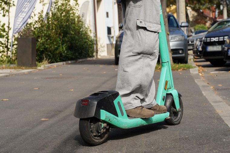 Jogosítványt vezetnének be az elektromos rollerek és kerékpárok használatához