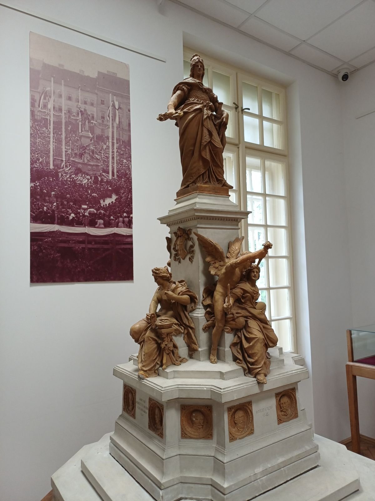 A Szabadság-szobor eredeti, Huszár Adolf-féle makettje az Ereklyemúzeumban. Az emlékművet a szobrász váratlan halála miatt Zala György fejezte be, apróbb módosításokkal •  Fotó: Pataky Lehel Zsolt