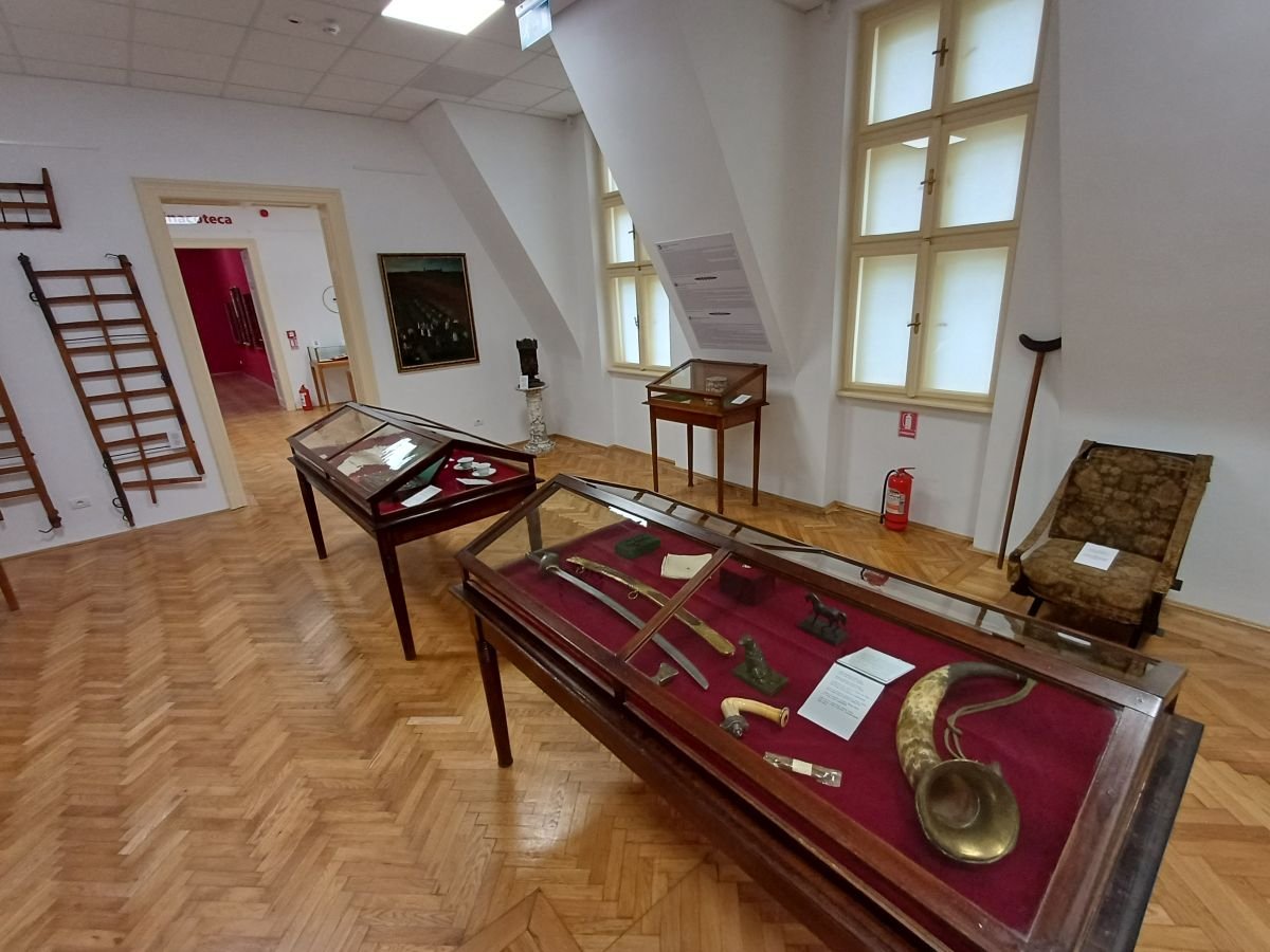 A tárlókban a vértanúk személyes tárgyai láthatók. A falnál Damjanich mankója és hordozható fotelje •  Fotó: Pataky Lehel Zsolt