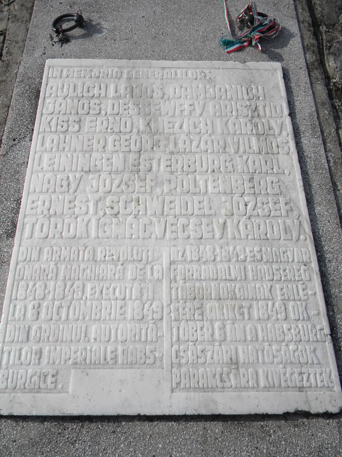 A vértanúk emléktáblája a Vesztőhelyen álló obeliszk talapzatán. A 13 közül 11 tábornok nyugszik Aradon, az emlékoszlop alatt •  Fotó: Pataky Lehel Zsolt