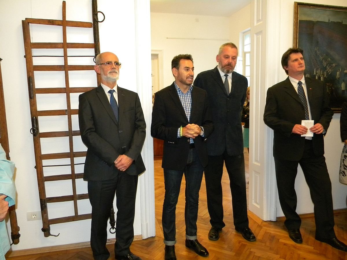 A 2015-ös megnyitón készült kép: Bognár Levente volt alpolgármester, Gheorghe Falcă volt polgármester, Peter Hügel korábbi múzeumigazgató és Faragó Péter megyei RMDSZ-elnök •  Fotó: Pataky Lehel Zsolt