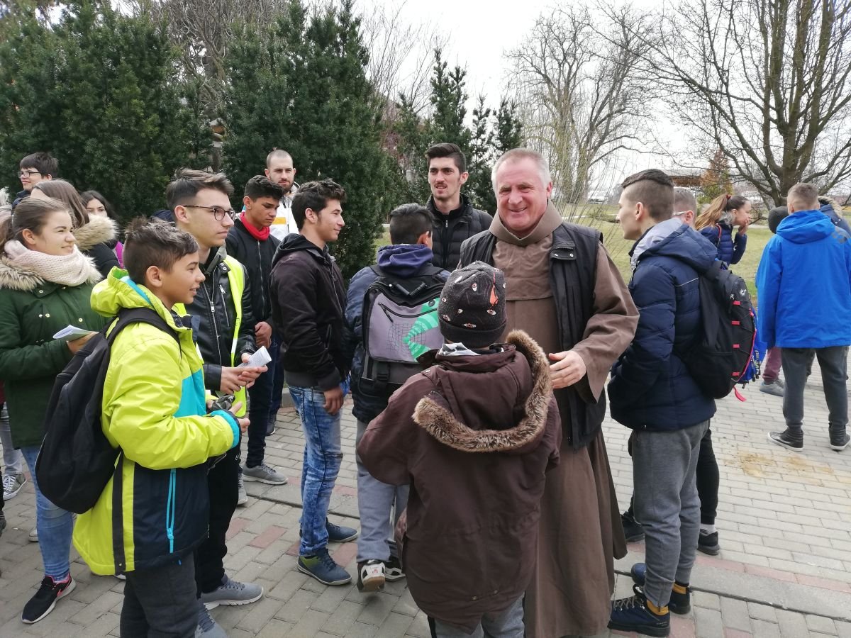 Lelkek megmentője. A dévai gyermekotthon néhány lakójával október 6-i zarándoklaton, az Arad megyei Világoson •  Fotó: Pataky Lehel Zsolt