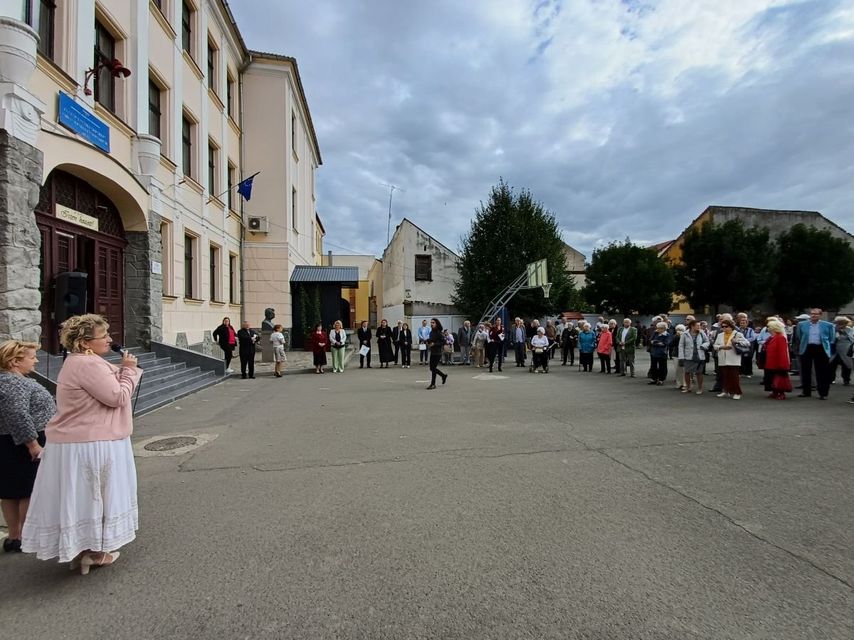 Gyülekező az iskolaudvaron •  Fotó: Pataky Lehel Zsolt