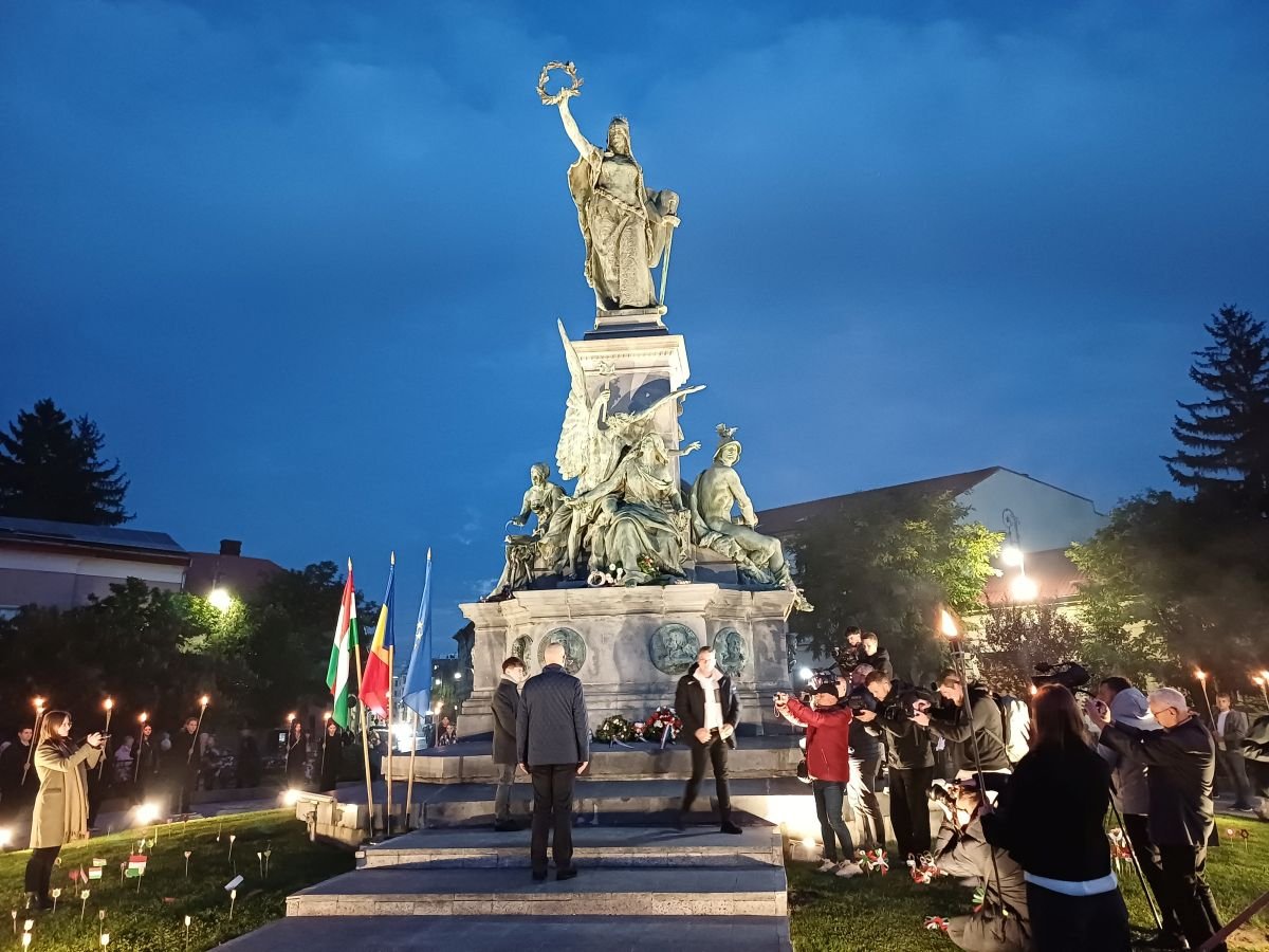 Koszorúzás aradi diákok fáklyás sorfala közepette •  Fotó: Pataky Lehel Zsolt