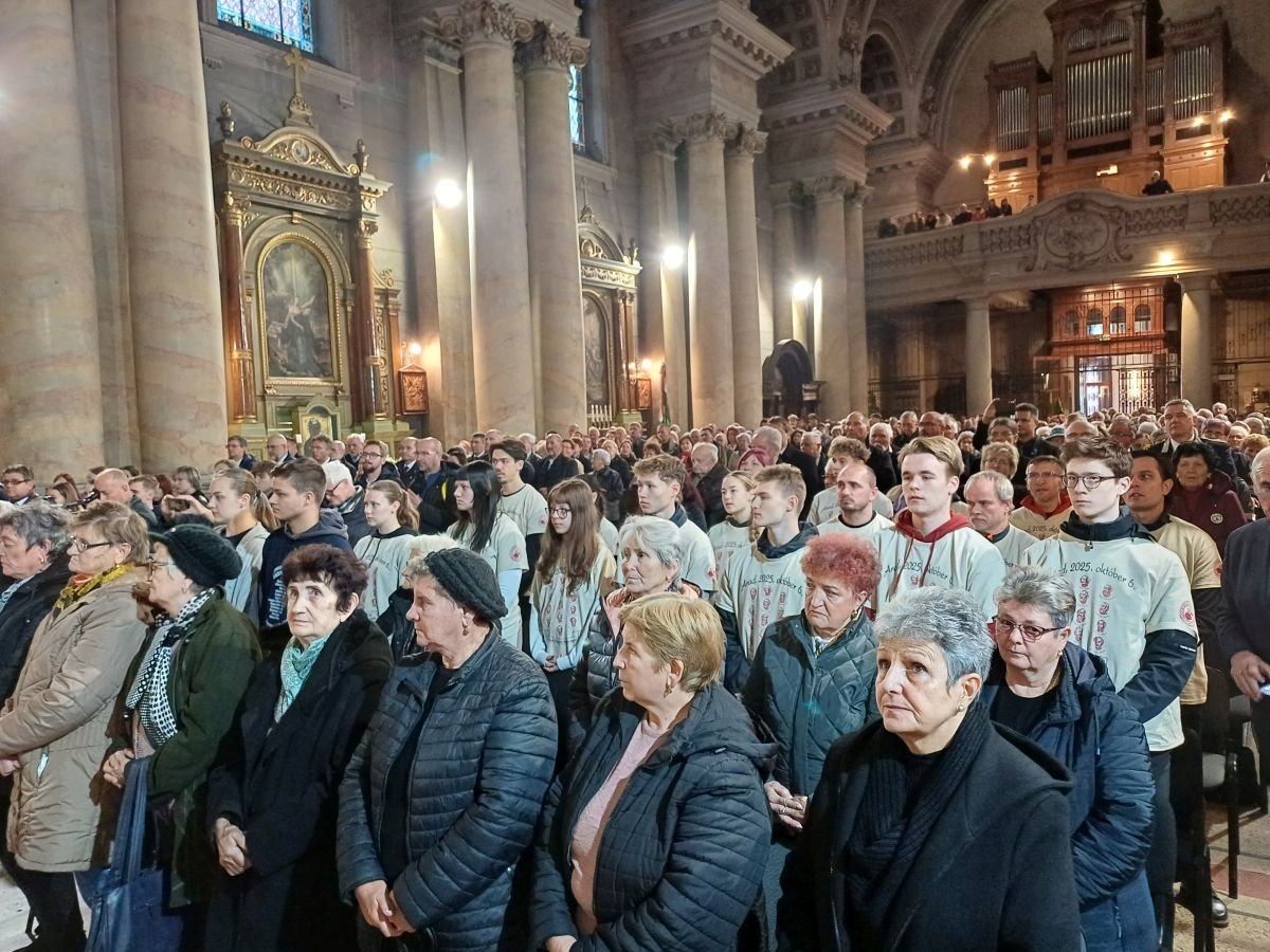 Megemlékezők a 13 vértanú tiszteletére konszakrált aradi minorita  templomban •  Fotó: Pataky Lehel Zsolt