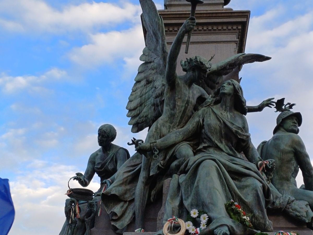 Hiányzik a tőr pengéje az egyik szoboralakról •  Fotó: Pataky Lehel Zsolt