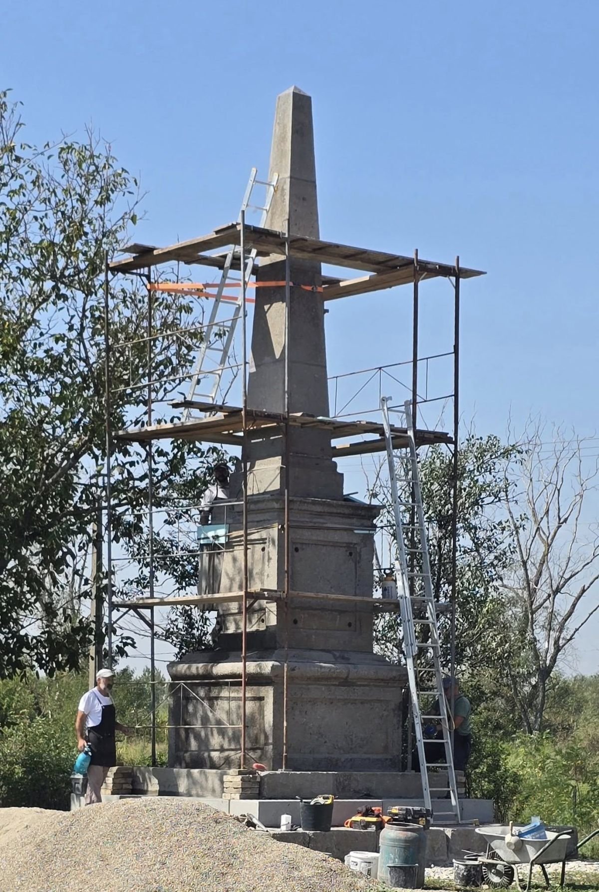 Az árva köveket is meg kell menteni. A piski csata emlékművének restaurálási munkálatai idén augusztusban •  Fotó: Facebook/Böjte Csaba