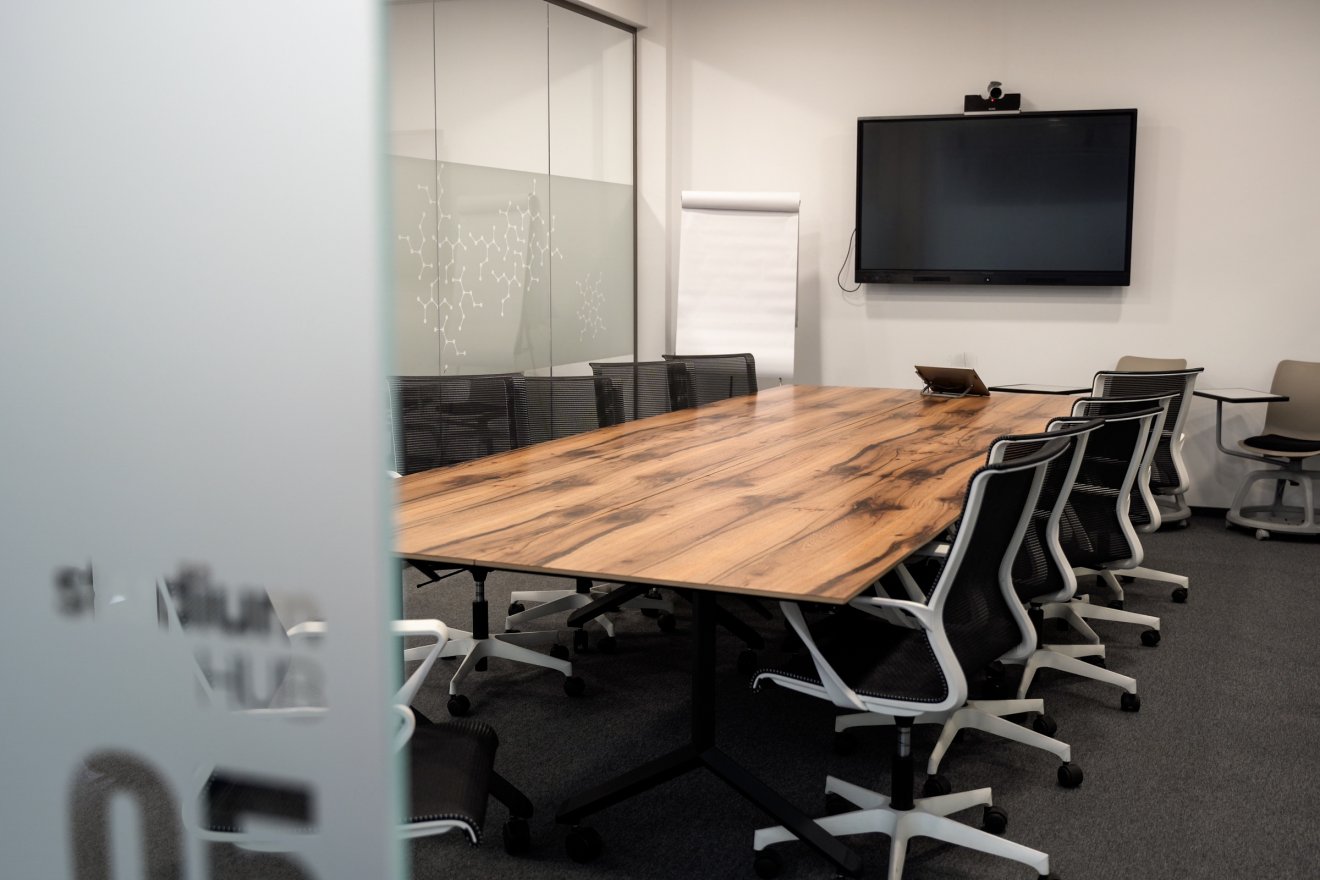 Korszerűen felszerelt tárgyalótermek a marosvásárhelyi épületben •  Fotó: Orbán Orsolya