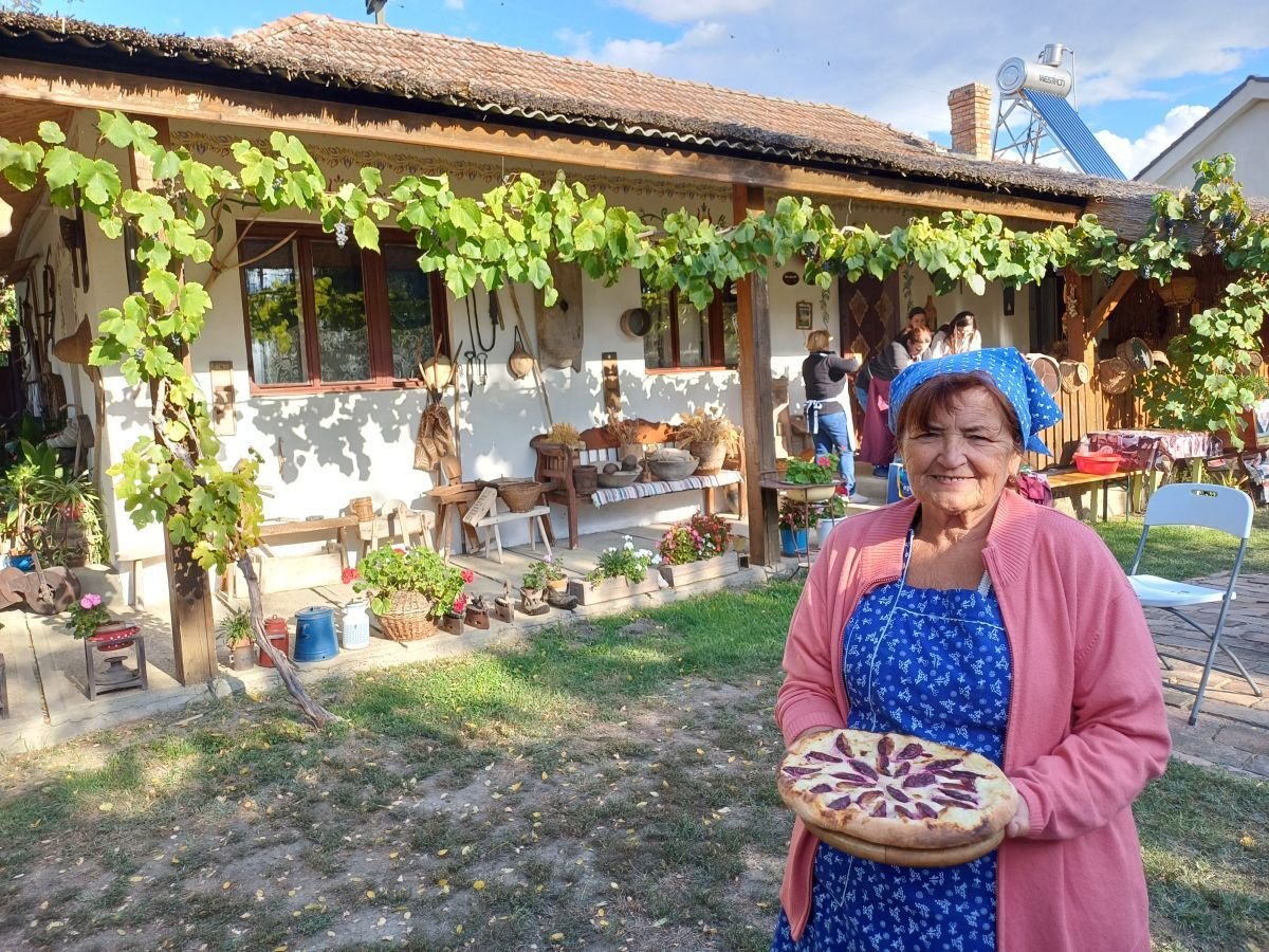 Tóth Piroska kínálja a szilvás lángost •  Fotó: Pataky Lehel Zsolt