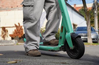 Kötelező biztosítás elektromos rollerekre, biciklikre: immár büntethetnek