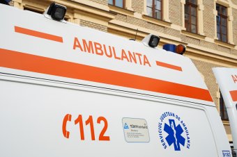 Mentőautóval ütközött egy személyautó Temes megyében (Frissítve)