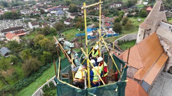 Leszerelték Hunyadi János szobrát a vajdahunyadi vár Buzogány-tornyának tetejéről