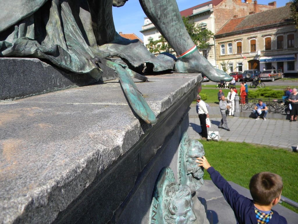 Kard a kompozíció hátsó részén, a talapzathoz rögzítve. Nem ezt lopták el, vagyis nem ez „esett le”, ahogy a biztonsági cég közölte •  Fotó: Pataky Lehel Zsolt