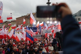 Az uniós migrációs paktum ellen tüntettek Lengyelországban