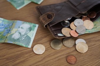 Fizetés és nyugdíj halmozása: törölhetik a kivételek egy részét