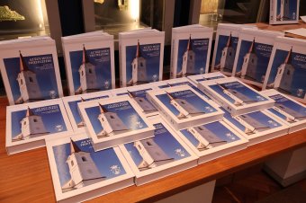 Unitárius „összcsaládi album” – Kovács István püspök az egyházat bemutató új, hiánypótló kötetről