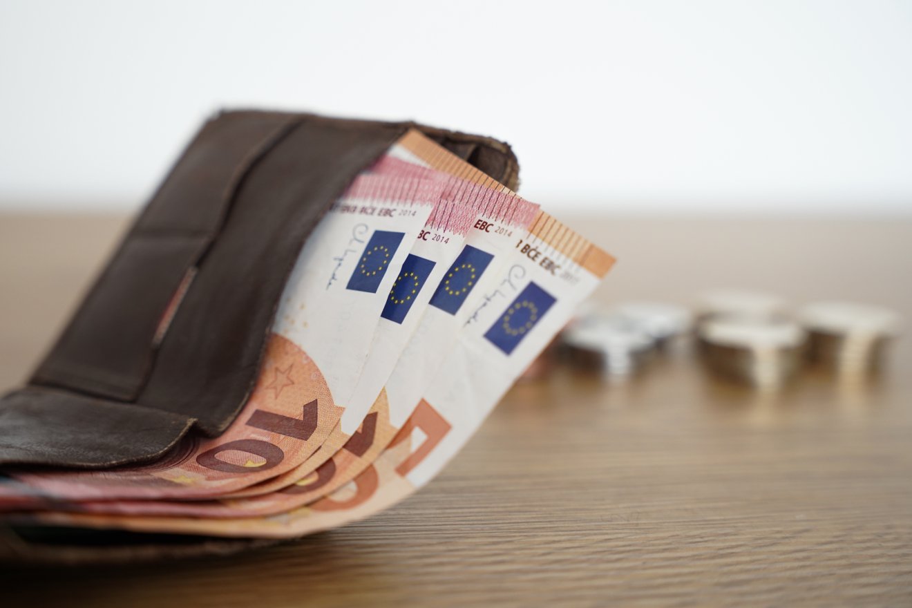 Újabb történelmi mélyponton a lej az euróhoz képest