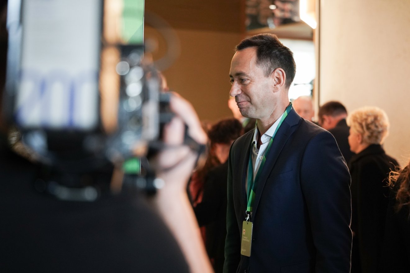 „Bizarr kormányalakítás” – Csoma Botond szerint az RMDSZ jövő héten dönt a Tomac-kabinet támogatásáról